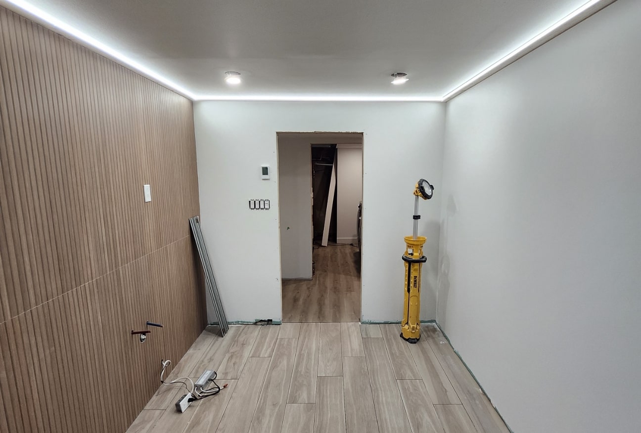 Corridor avec éclairage LED sur mur en bois