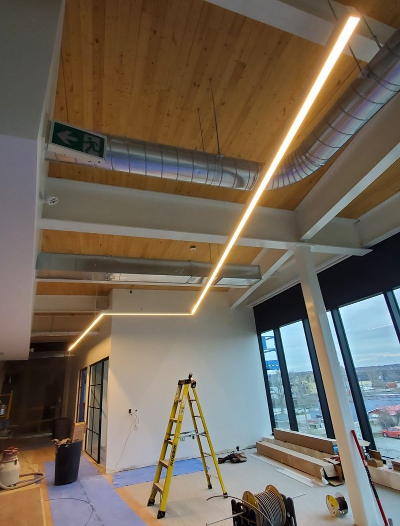 Éclairage LED au plafond en bois — projet commercial Opex Electrique