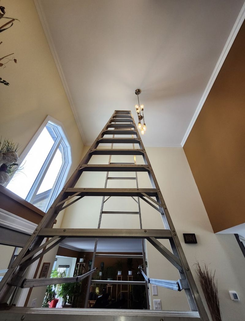 Installation d'un lustre sur plafond haut
